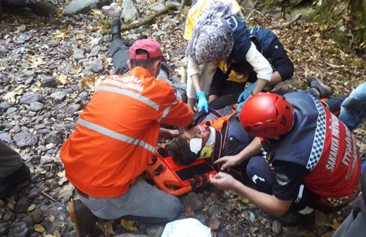 Sakarya'da kestane toplarken kayalıklardan yuvarlanan baba öldü oğlu yaralı