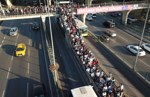 Yine metrobüs yine çile! Duraklarda insan seli vatandaşı çileden çıkardı