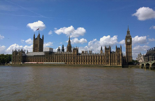 İngiliz Parlamentosu önünde kendini yakmak istedi