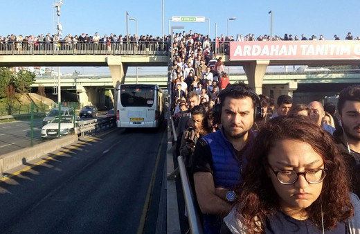 İBB'nin önlem alındığı duyurduğu Altunizade metrobüs durağında manzara değişmedi