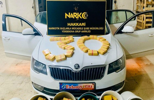 Hakkari Yüksekova’da bir araçtan kova kova eroin çıktı
