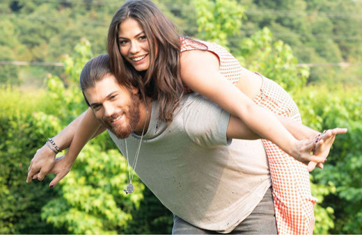 Demet Özdemir Evim dizisiyle ekranlara dönüyor! Partneri ise İbrahim Çelikkol oldu