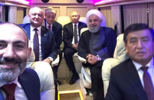 Vladimir Putin ve Hasan Ruhani'den otobüs selfiesi