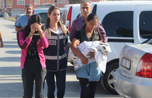 Hırsızlık şüphelisi kucağında bebeğiyle emniyete getirildi