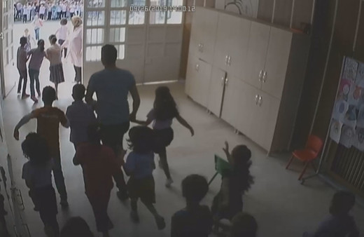 Deprem sırasında kaydedildi! Minik öğrenciler izleyenleri ağlattı