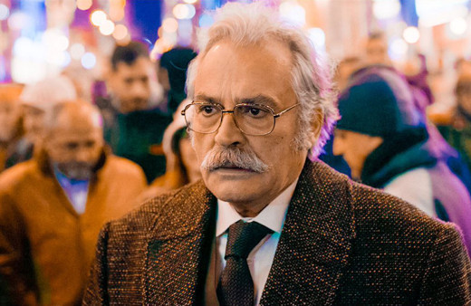 Haluk Bilginer yıllar önce İngiliz dizisinde oynamış 'Oy Oy Eminem' şarkısını söylemiş