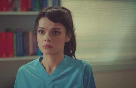 Süper minisiyle böyle salındı! Mucize Doktor'un Nazlı'sına bakın