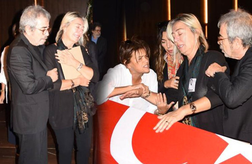 Tarık Ünlüoğlu'nun cenazesinde eşi Gülenay Kalkan fenalaştı gözyaşları sel oldu