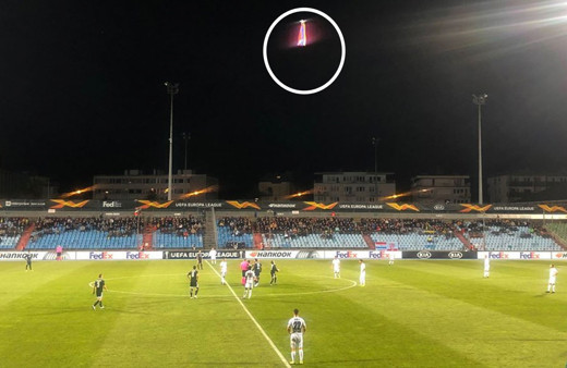 Dudelange Karabağ maçında bayrak skandalı! Futbolcular şaştı kaldı