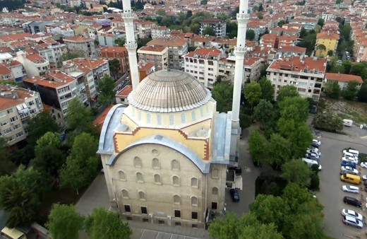 İstanbul depreminde hasar alan cami ibadete kapatıldı