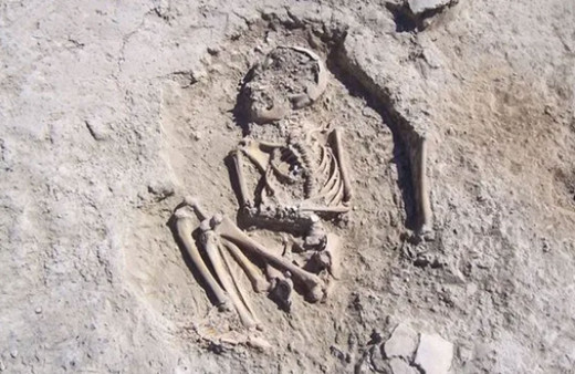 Malatya'da Geç Kalkolitik döneme ait bir konutta 5700 yıllık çocuk iskeleti bulundu