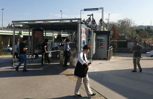 Altunizade metrobüs durağındaki üst geçit paralı mı oldu? Kafalar fena halde karıştı