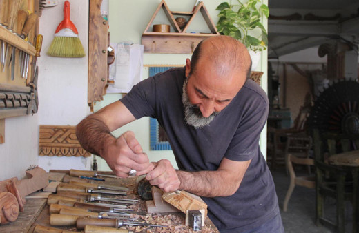 Bir santimetre karesine 3 saat uğraşıyor! 41 yıldır ağaçlardan eşya yapıyor