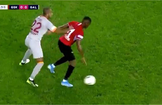 Rakibine yumruk atan Mariano sosyal medyada olay oldu