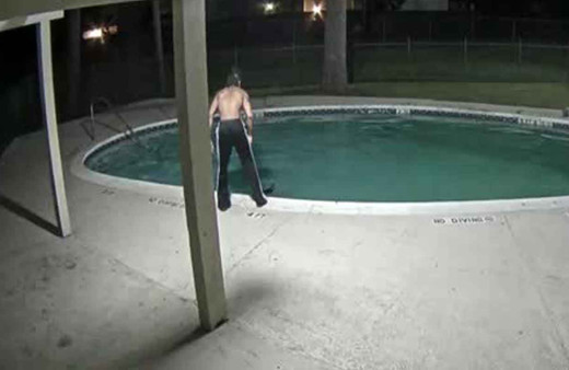 Kediye havuzda işkence kamerada