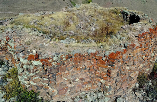 Erzurum'daki Kartal Kalesi'ni arkeologlardan önce defineciler kazdı
