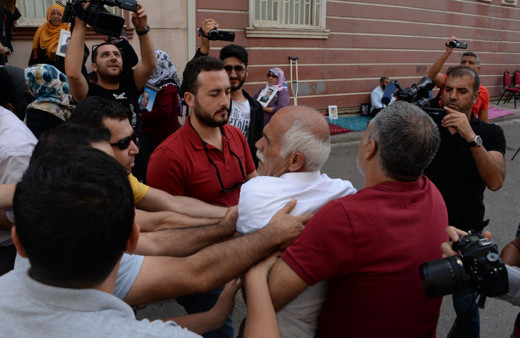 Diyarbakır'da hareketli dakikalar! Eylem yapan anneler içeri girmek istedi sinir krizi geçirdiler