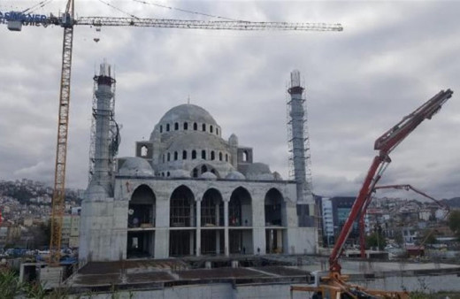 Cami avlusunun temeli çöktü! Yaralılar var