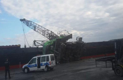Bartın limanında yükleme yapan vinç devrildi! Operatör yaralı