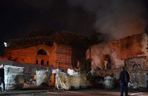 Fatih’te iki katlı metruk bina alev alev yandı