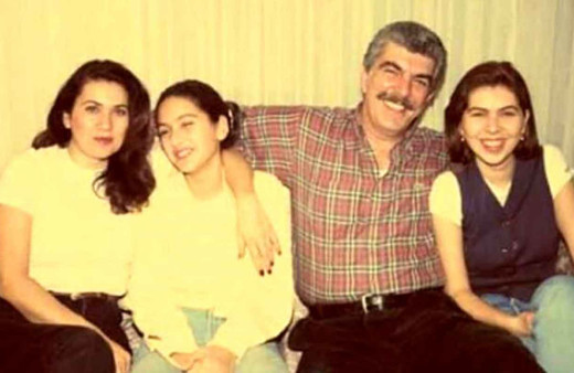 Bergüzar Korel'in kız kardeşi Zeynep Korel yurt dışında evlere temizliğe gitmeye başladı