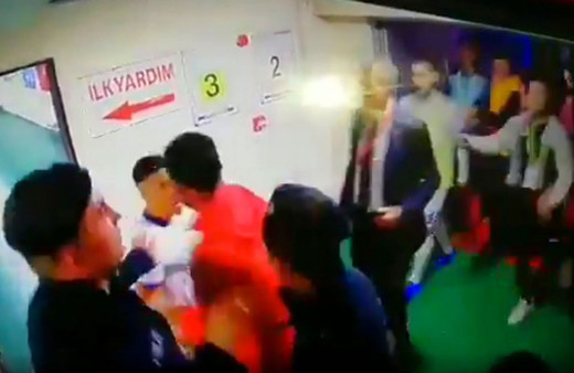 Erzurumspor Altınordu maçında skandal! Murat Uçar Hüseyin Eroğlu'na saldırdı