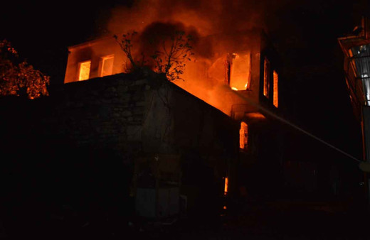 Fatih’te iki katlı metruk bina alev alev yandı