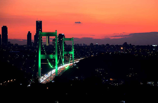 İstanbul "serebral palsi" hastalığına dikkati çekmek için yeşile büründü