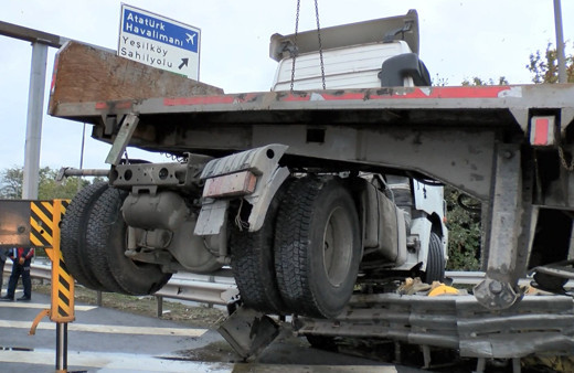 İstanbul Bakırköy'de TIR bariyerde asılı kaldı