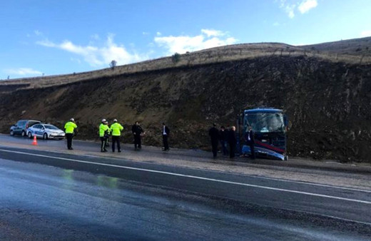 Sivas'ta mahkumları taşıyan araç devrildi: 5'i asker 9 kişi yaralandı