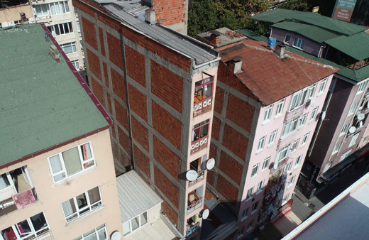 İzmit'te mimarisi ile görenleri hem şaşırtan hem de korkutan ilginç bina