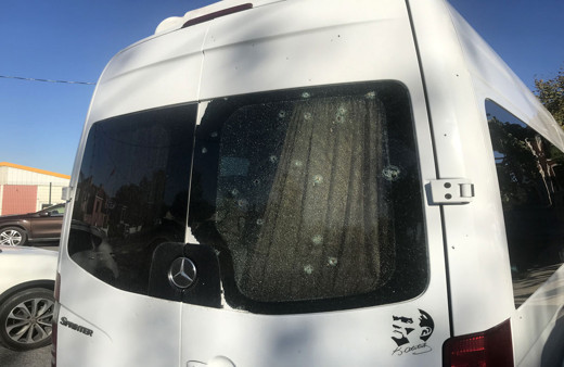 Riva'da köpeğe çarpan servis aracına kurşun yağmuru