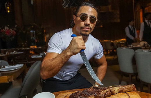 Nusret Gökçe İstanbul'da sağanak altında yarı çıplak koştu video çekti