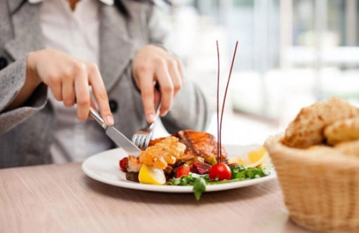 Dışarıda yemek yiyenler zararlı kimyasallara daha fazla maruz kalıyor