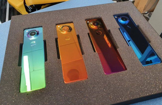 Android'in babası Andy Rubin yeni telefonların görüntüsünü paylaştı