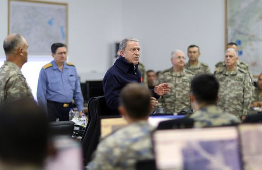 Bakan Akar ve komutanlar Suriye sınırında! Harekattaki son durumu incelediler