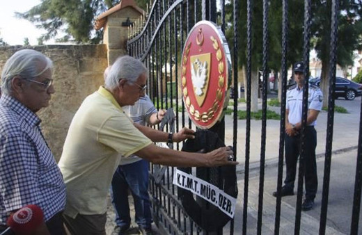 Kıbrıslı vatadandaşlar Mustafa Akıncı’ya tepki olarak siyah çelenk bıraktı