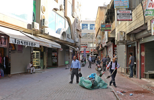 Nusaybin'de esnaf dükkanlarını açtı