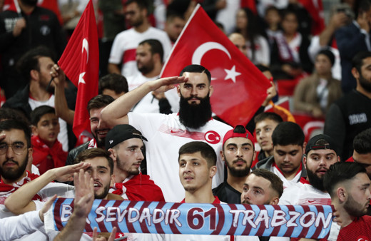 Türk taraftarlardan Stade de France'tan Mehmetçik'e selam