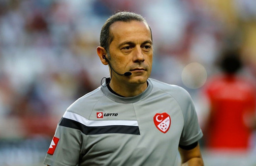 FIFA Cüneyt Çakır'ın kalemini kırdı