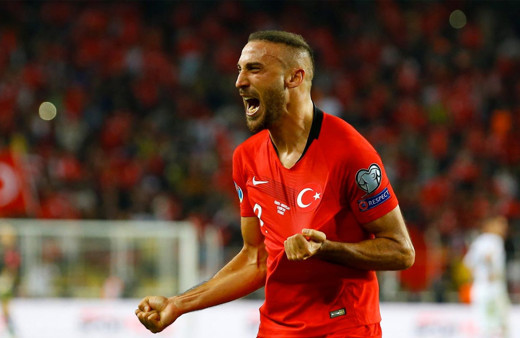 Cenk Tosun'dan asker selamı çıkışı! Asker selamı çakmadan dönmeyelim Türkiye’ye