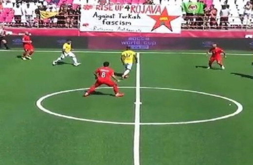 Yunanistan'da Barış Pınarı Harekatı karşıtı skandal pankart