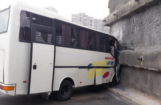 Başakşehir'de işçi servisi kaza yaptı! Yaralılar var