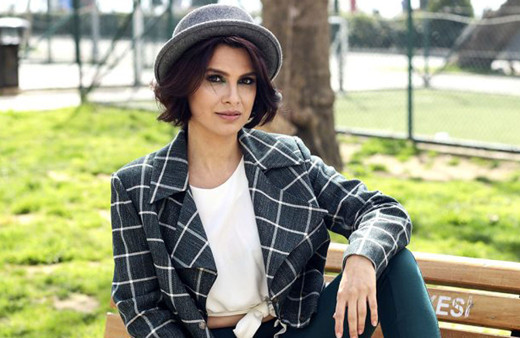 Hercai dizisinin yıldızı Feride Çetin sinema yazarı Murat Özer ile evlendi