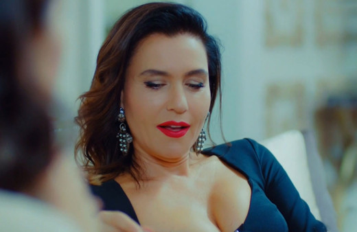 45 yaşındaki Şevval Sam'ın mayolu cesur pozları sosyal medyaya damga vurdu