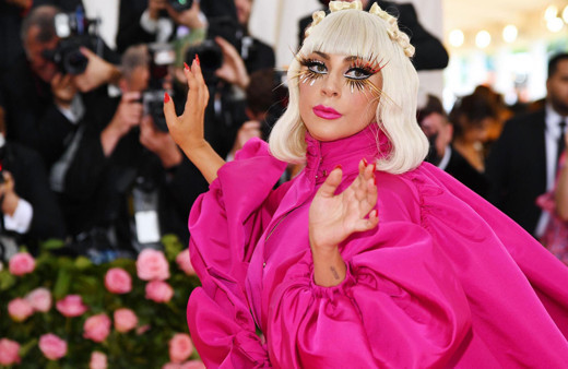 Lady Gaga hayranıyla dans ederken sahneden düştü o anlar böyle yansıdı
