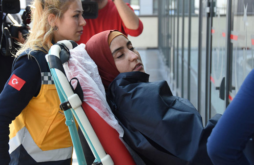 Eskişehir'de yabancı uyruklu anne ve kız Porsuk Çayı'na düştü