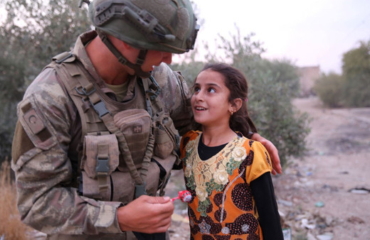 Yüreği temiz Mehmetçik geldi! Suriye'de mağdur çocukların yüzü güldü