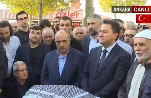 Yeni parti kurması beklenen Ali Babacan Nuri Pakdil'in cenaze merasiminde göründü