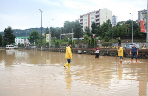 Meteoroloji uyarmıştı! İki kenti yağmur fena vurdu